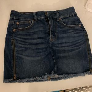 Dark wash American eagle denim skirt